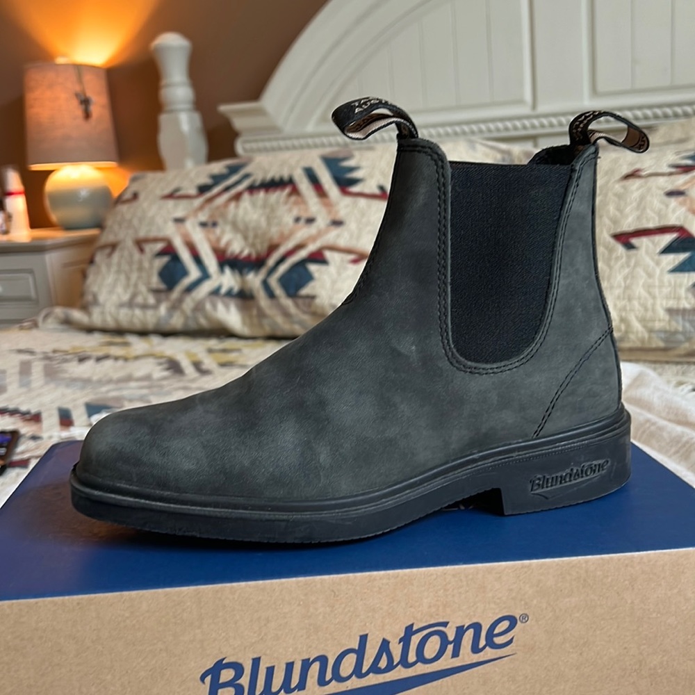 BLUNDSTONE WOMEN'S DRESS
CHELSEA BOOTS - RUSTIC BLACK